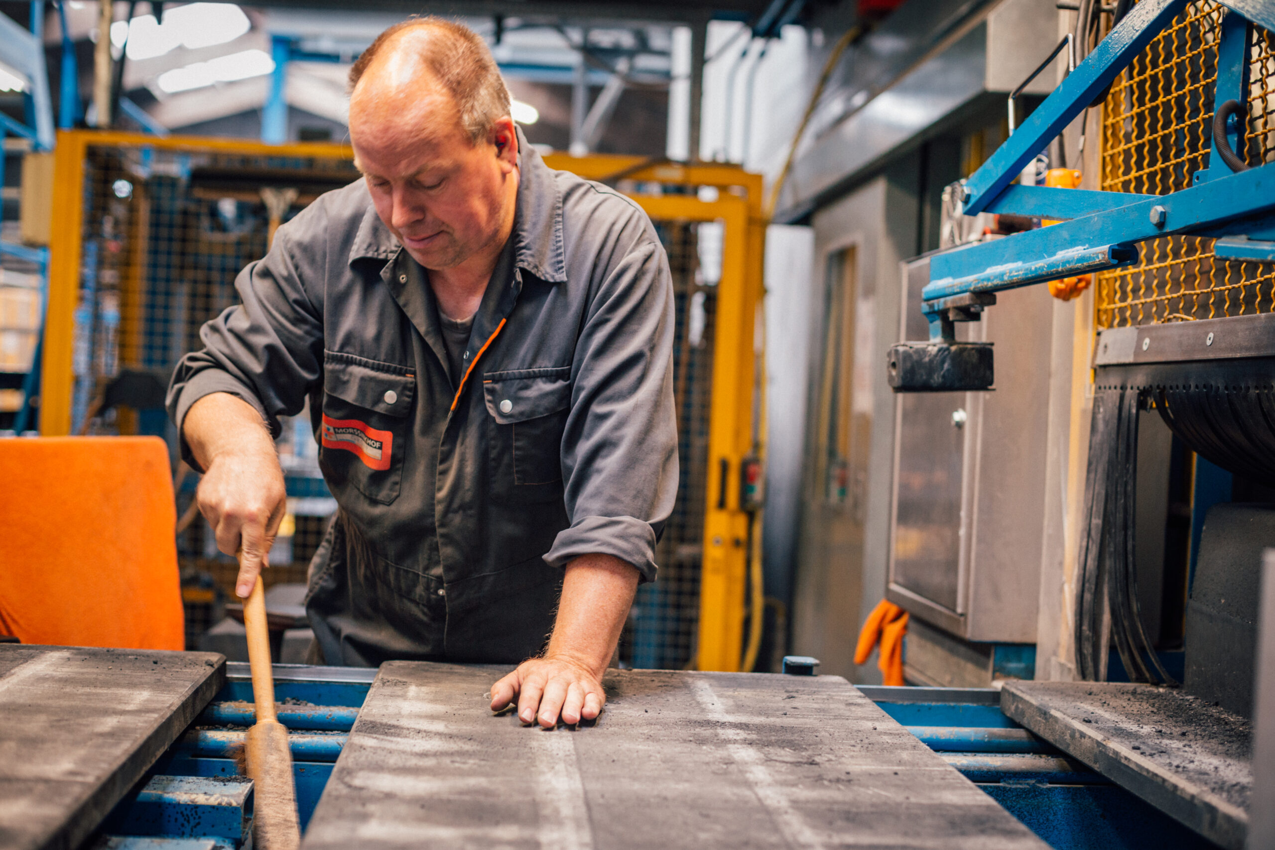 Productiemedewerker aan het werk