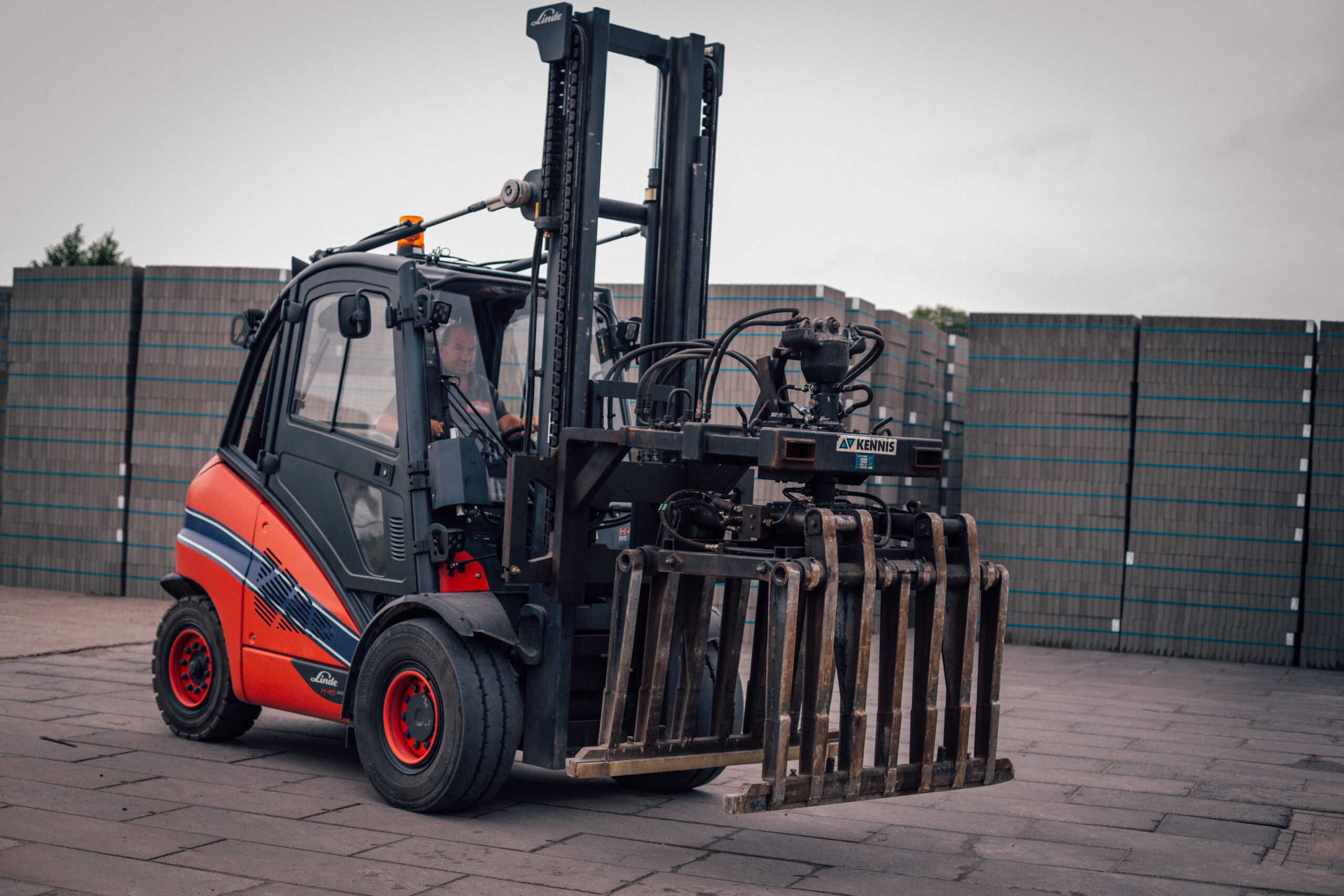 Heftruck in gebruik op terrein met betonproducten