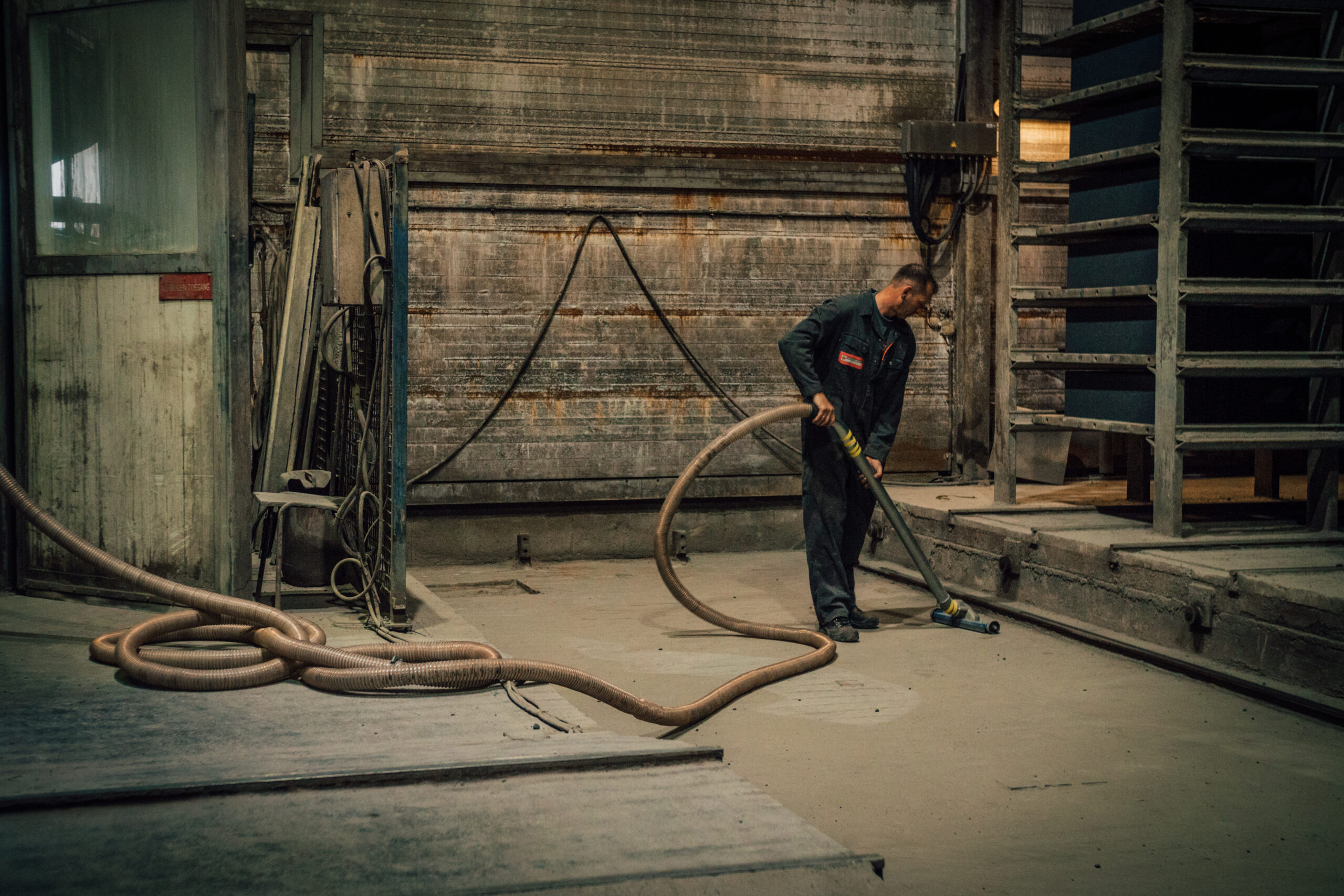 Productiemedewerker aan het werk met schoonmaakwerkzaamheden